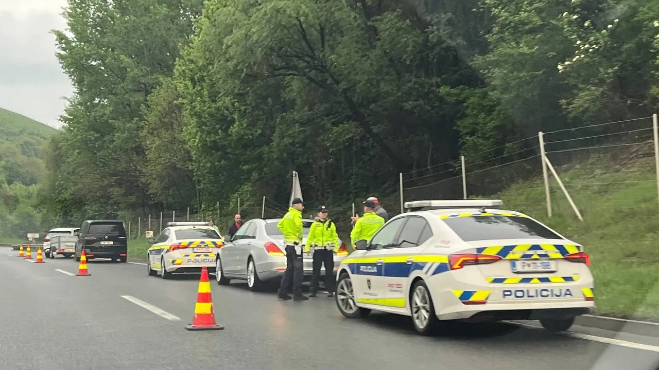 Huda tragedija na avtocesti: Trije mrtvi, poškodovano osebo s helikopterjem odpeljali v bolnišnico