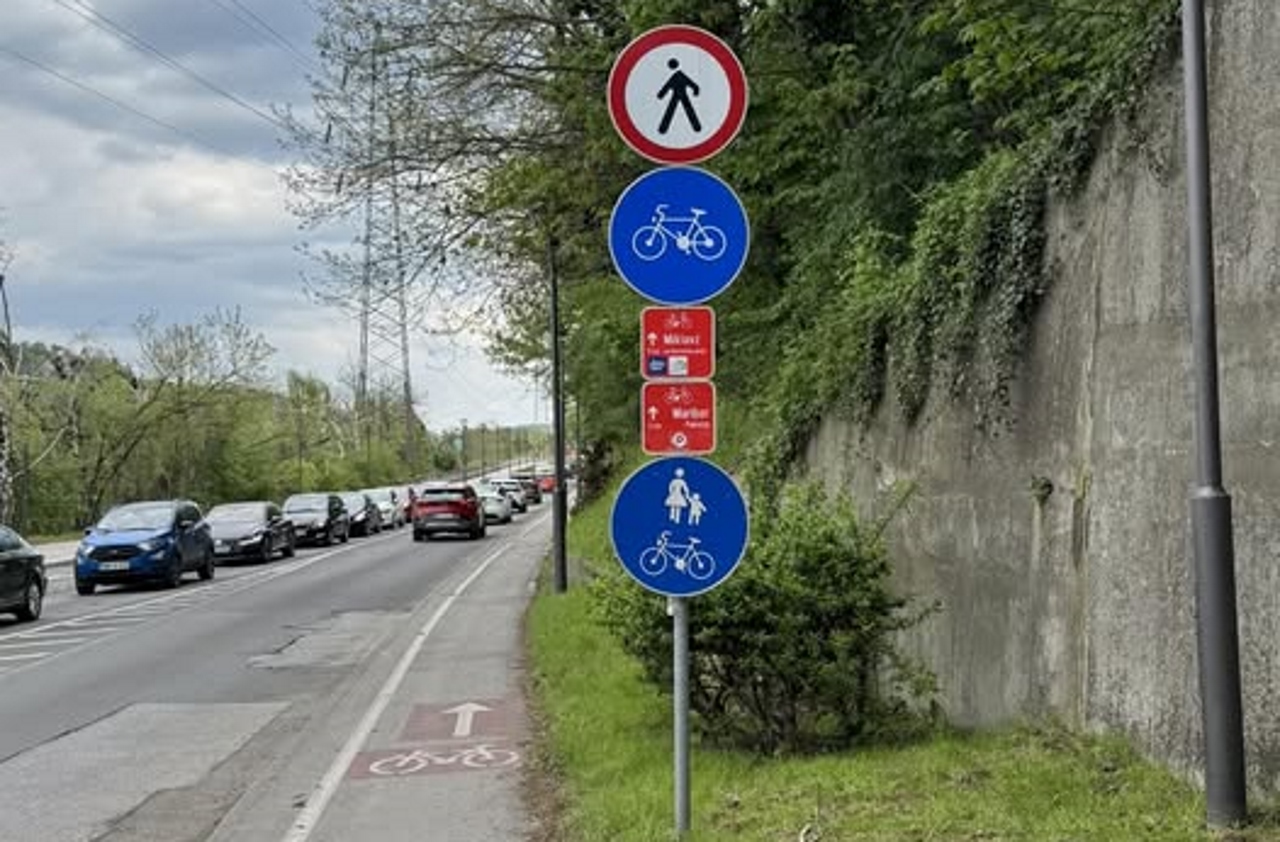 Nejasna prometna ureditev v Mariboru: Je pešcem dovoljeno hoditi po pločniku ali ne?