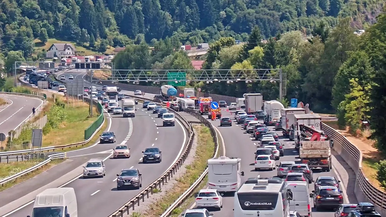 Na slovenske ceste prihaja prometni kaos: Kje in kdaj pričakovati najdaljše zastoje?