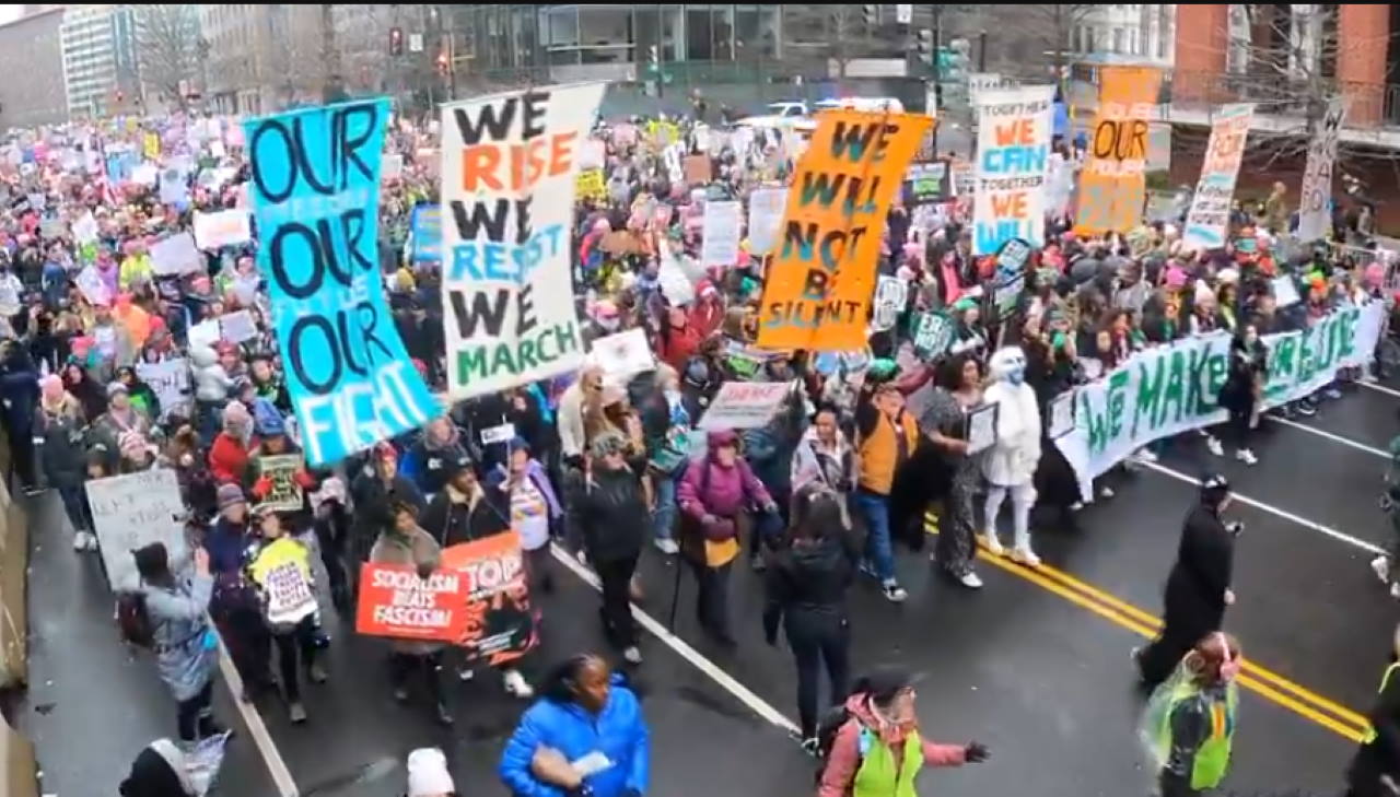 V Washingtonu množica protestira proti Donaldu Trumpu