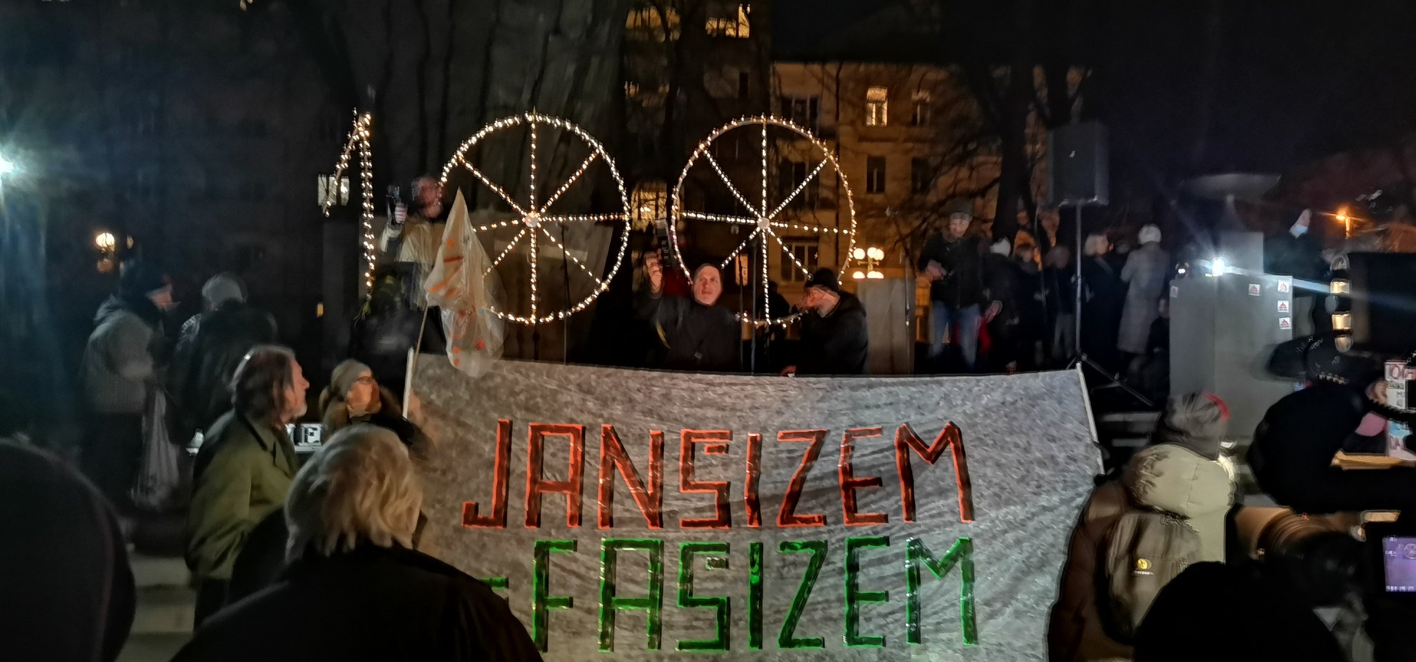 FOTO: Kučan na jubilejnem petkovem protestu: &#8220;Slovenija potrebuje spremembe&#8221;