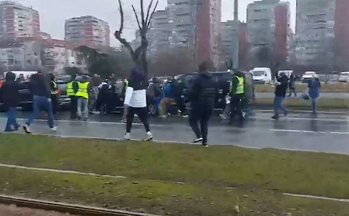 VIDEO: V Srbiji z avtomobilom med protestnike