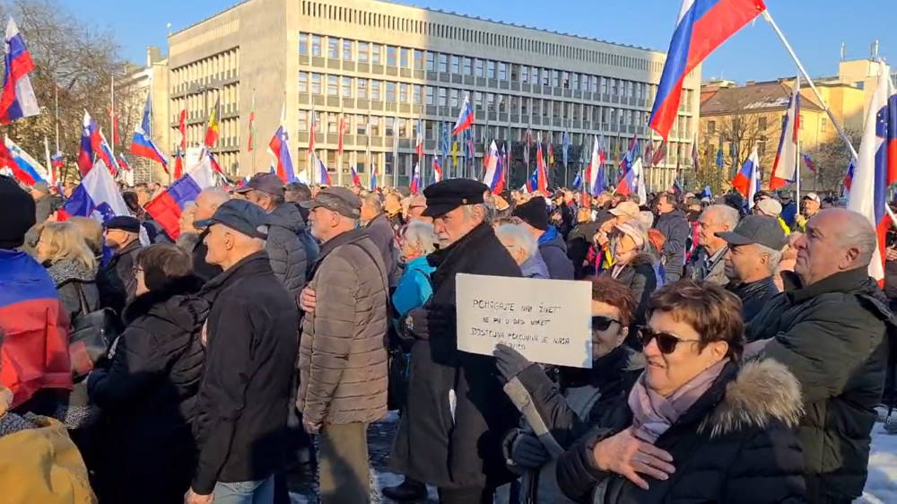 VIDEO: Številni protestniki na Trgu Republike zahtevajo višje pokojnine