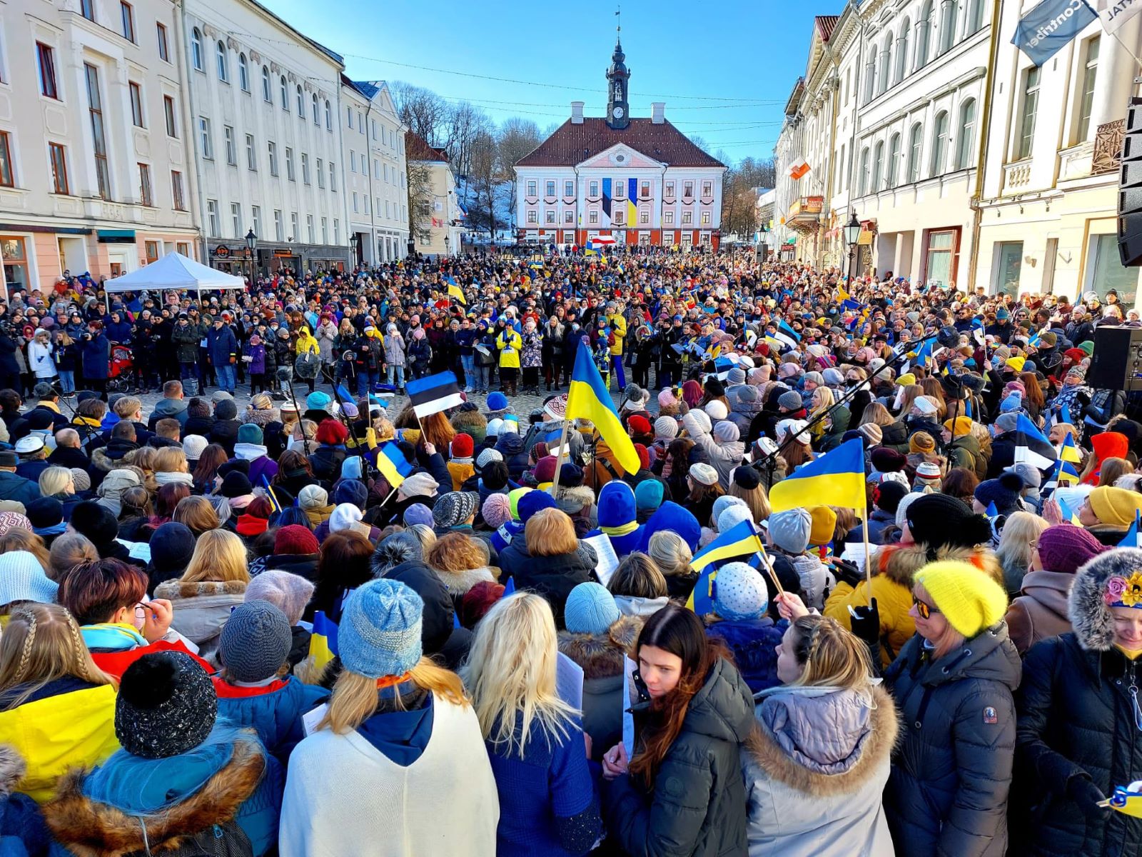 FOTO in VIDEO: Tisoči v protest proti vojni v Ukrajini