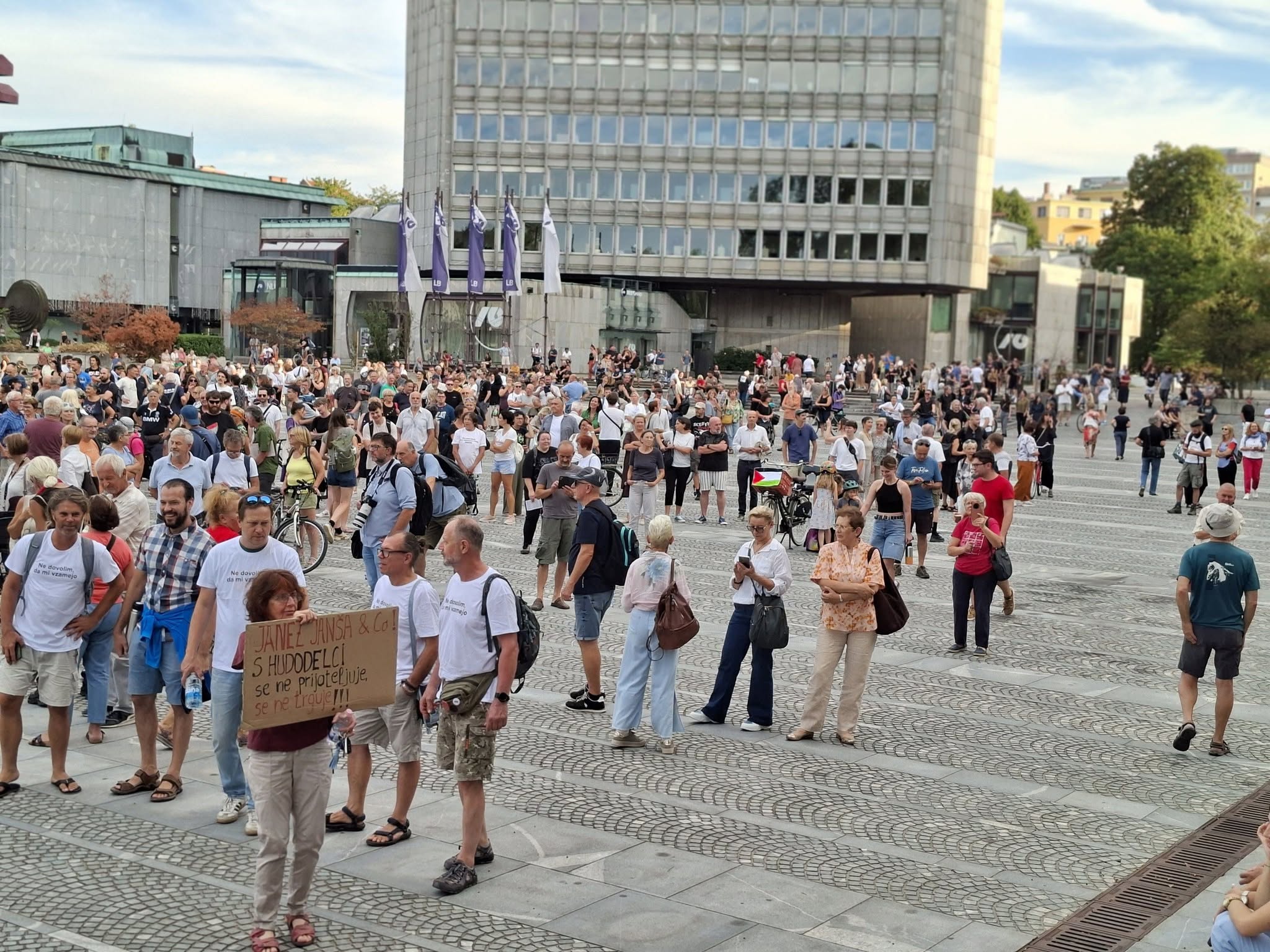 Pred Državnim zborom protest proti vladi, zahtevajo tudi predčasne volitve