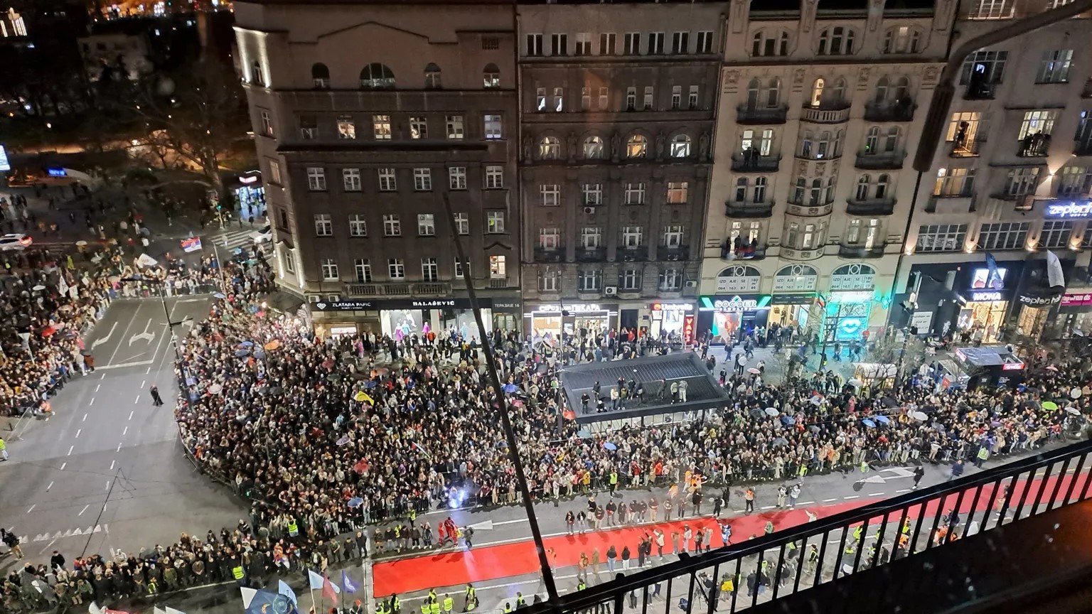 Množičen shod v Novem Sadu, predsednik Vučič si želi pomiritev strasti da ne bi prišlo do prelivanja krvi