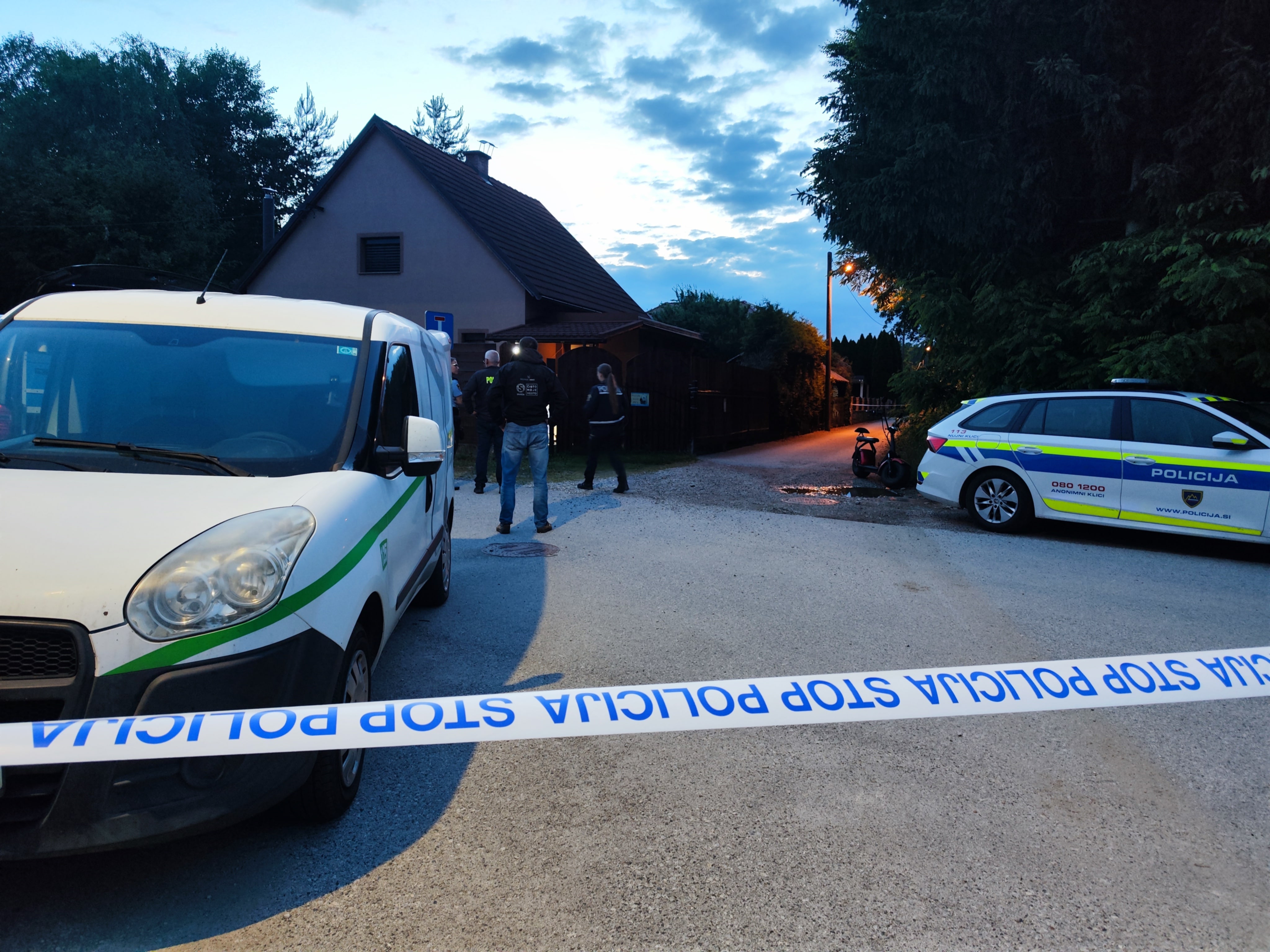 Družinska tragedija na obrobju Maribora: Mati umrla po napadu sinovih psov