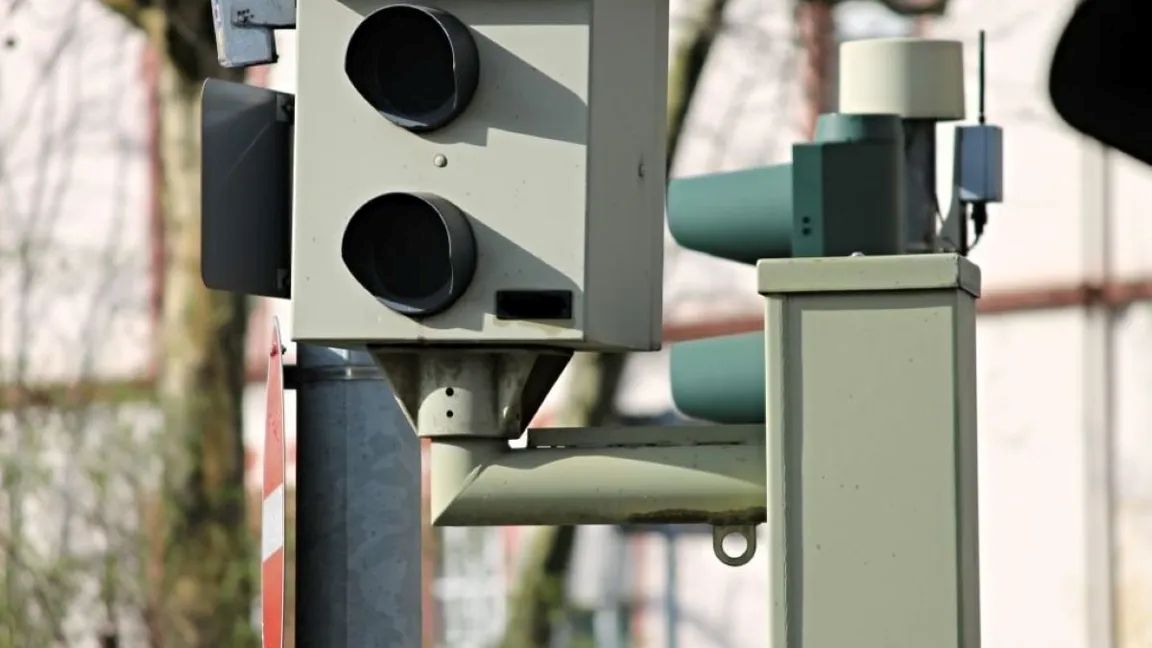 Sekcijsko merjenje hitrosti proti Mariboru: Zakaj novi radarji še ne delujejo?