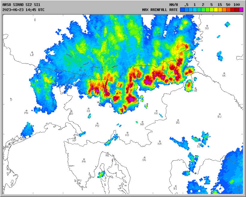 Radarska slika: Močne nevihte zajele skoraj vso Slovenijo, ponekod padala velika toča