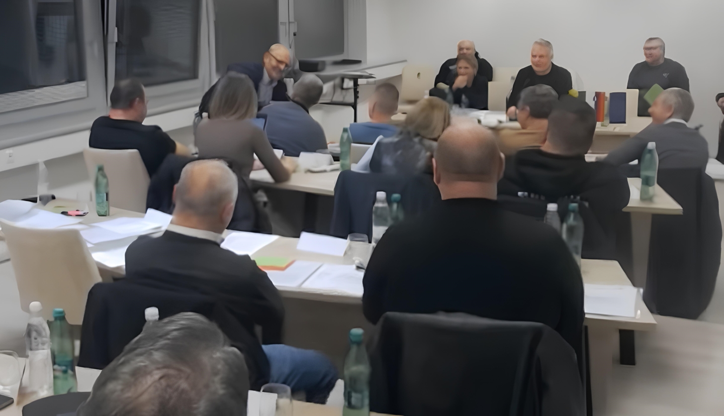 VIDEO: Pretep na občinski seji, pred kamero fizično napadel podžupana