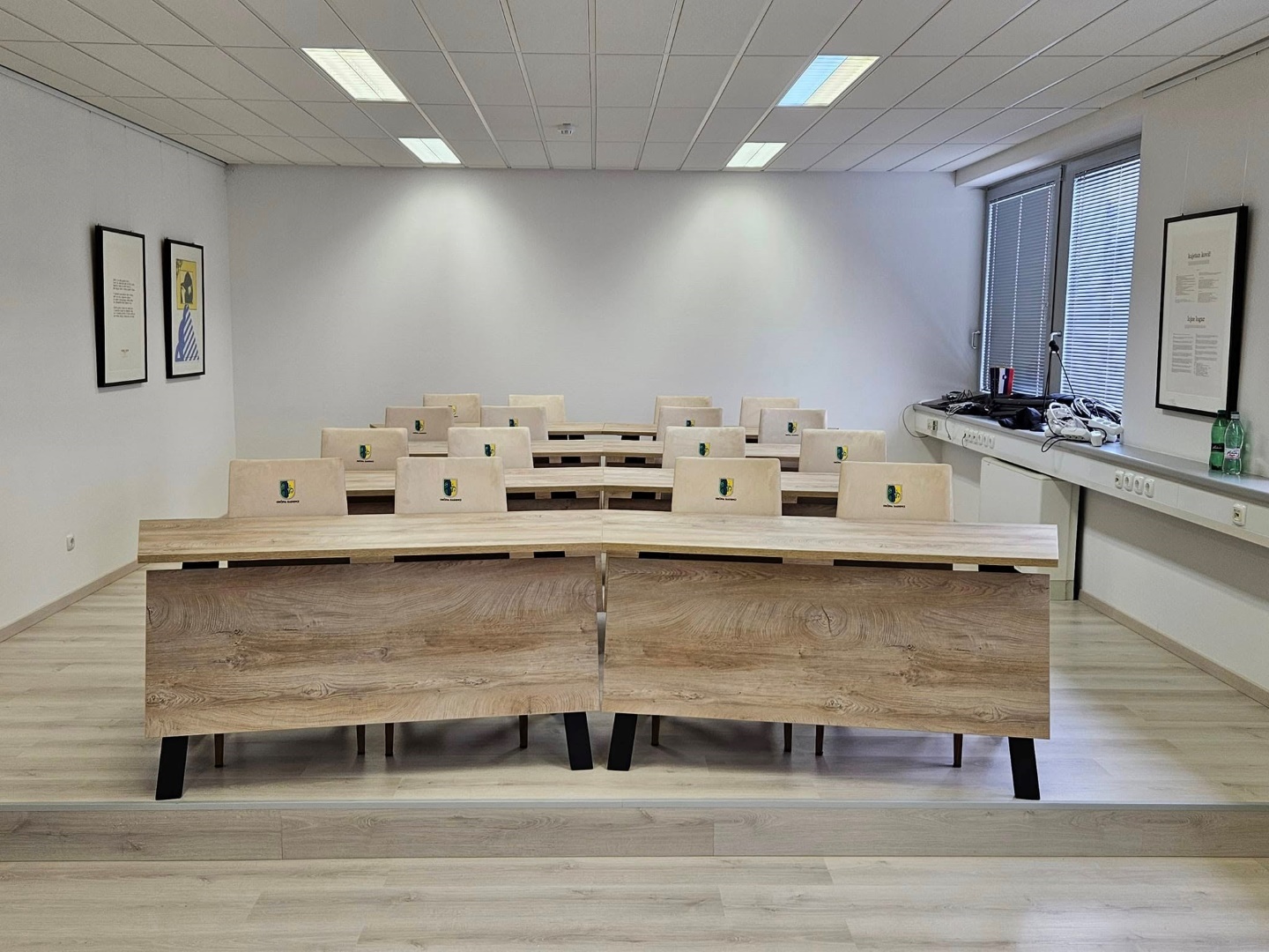 Župan po pretepu na seji zahteva visoko odškodnino