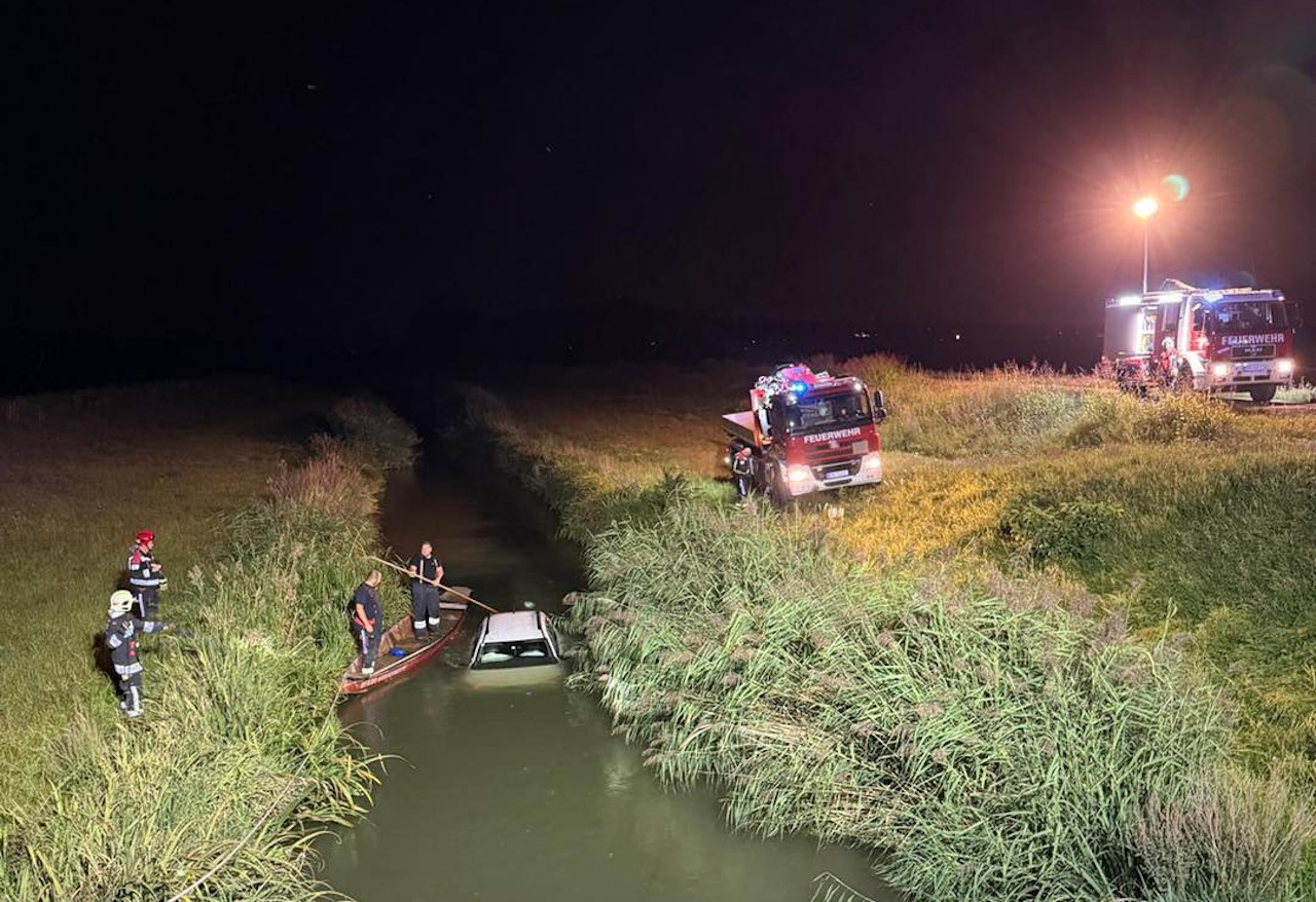 FOTO: Navigacija vodila voznico direktno v potok, "slepo zaupanje" končalo z reševalno akcijo
