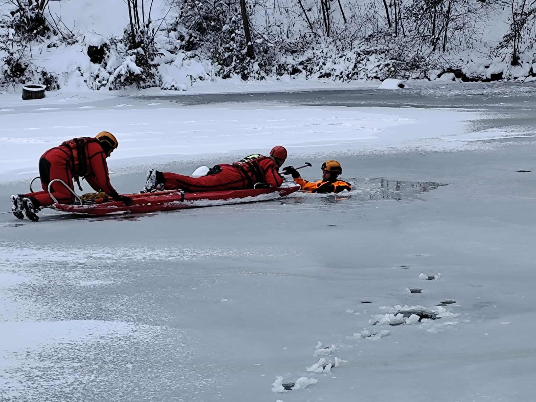 Prihaja otoplitev, z njo pa ta nevaren pojav na ledu