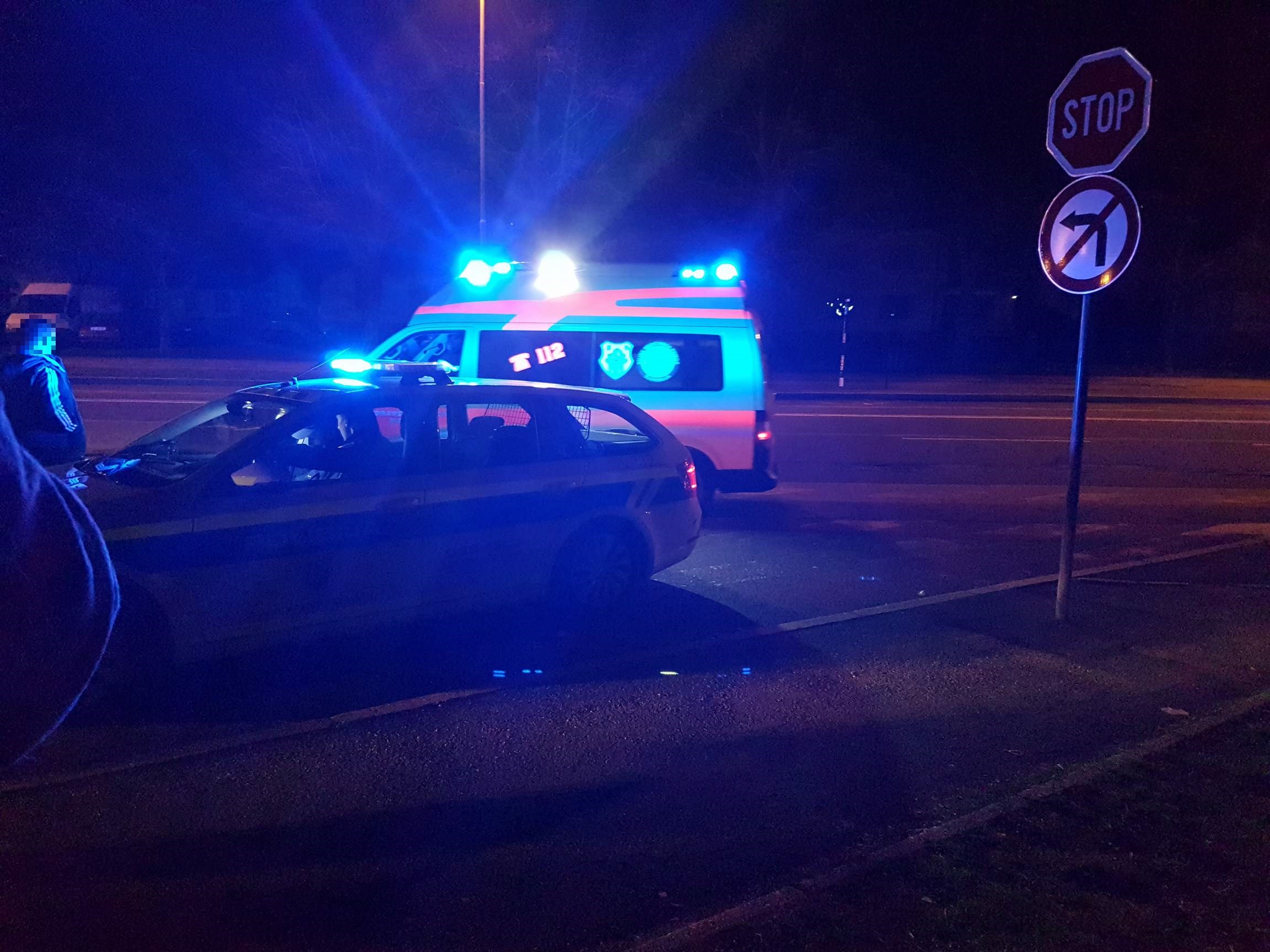 22-letni motorist hitro obžaloval prehitevanje kolone vozil preko polne črte