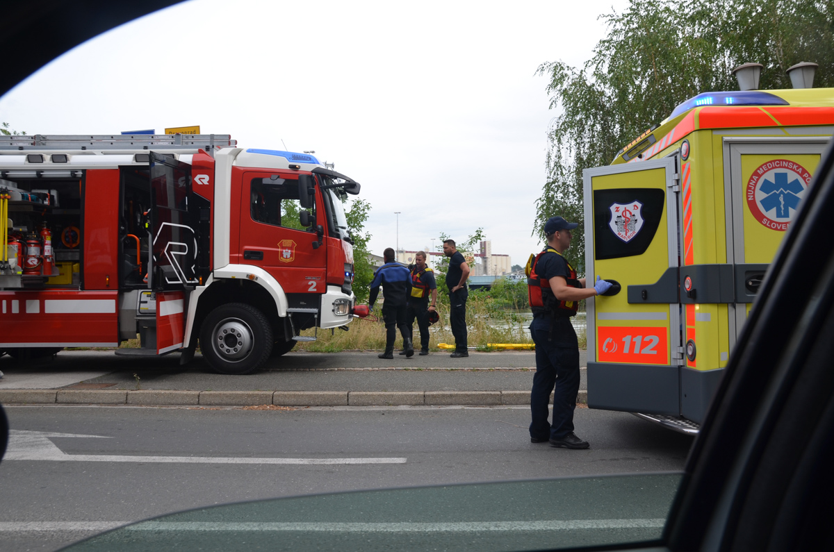 Na slovenskih cestah ugasnilo življenje: Vozilo zapeljalo s cestišča in se prevrnilo