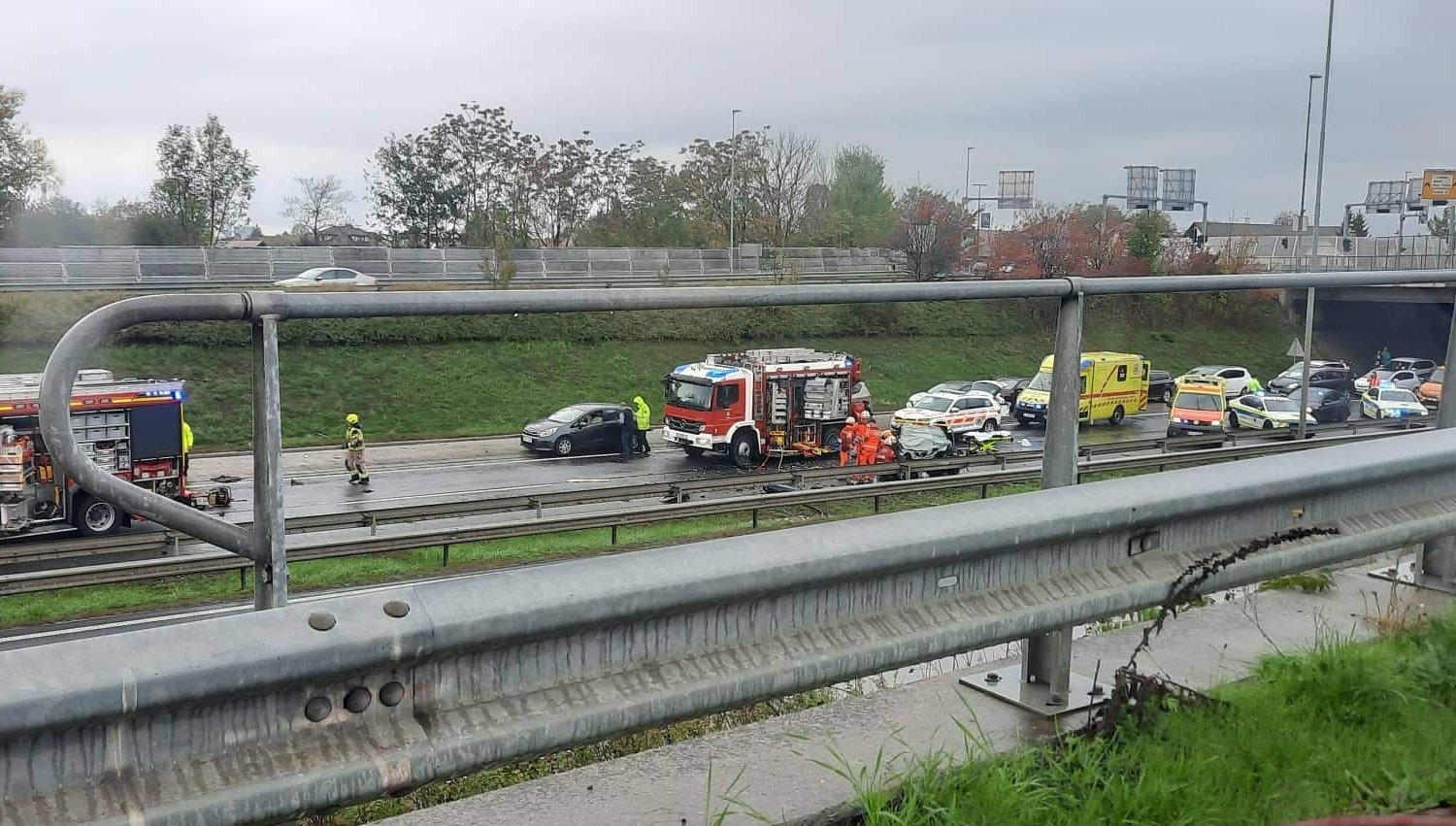 FOTO: Tragično, 86-letni voznik v nasprotno smer po prehitevalnem pasu