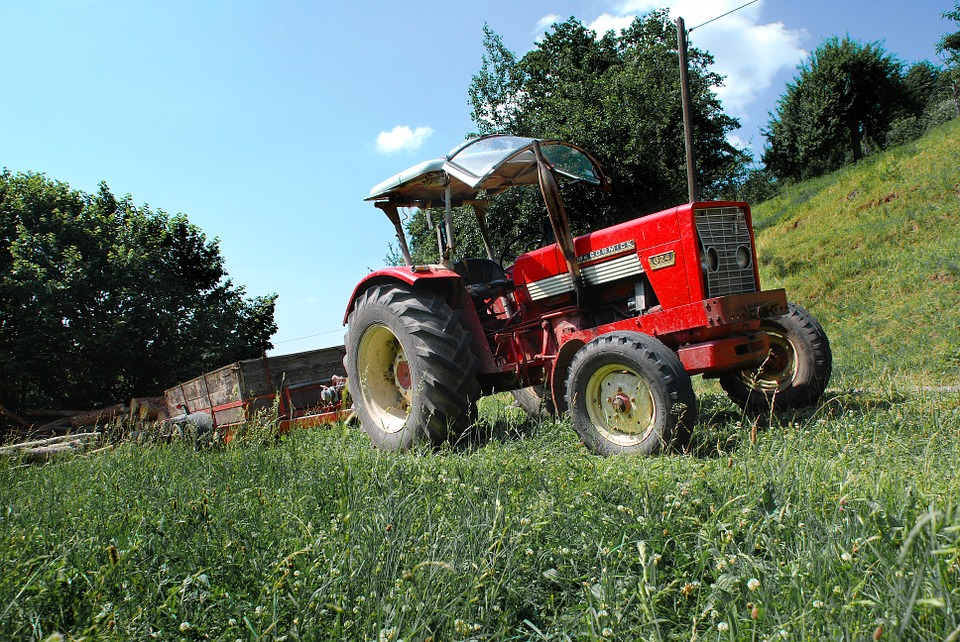 Traktor na Štajerskem hudo poškodoval žensko, dovolj je bil le trenutek nepazljivosti