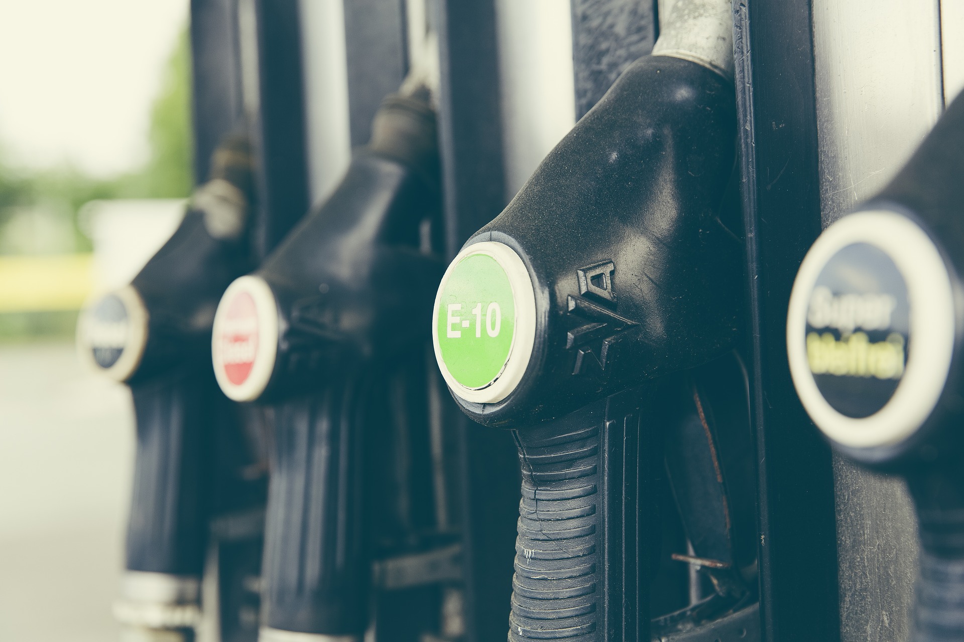 Vlada podaljšuje začasno regulacijo cen kurilnega olja