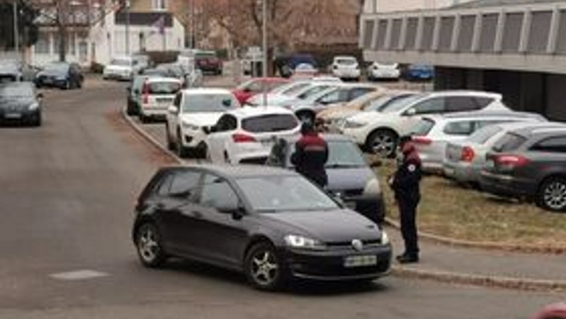 FOTO: Stanovalci brez prostih parkirnih mest puščajo avtomobile na pločniku, redarji pišejo kazni