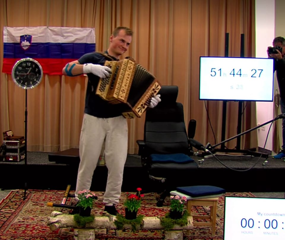 Anžetu Krevhu uspelo: Postal je Guinnessov rekorder v igranju harmonike