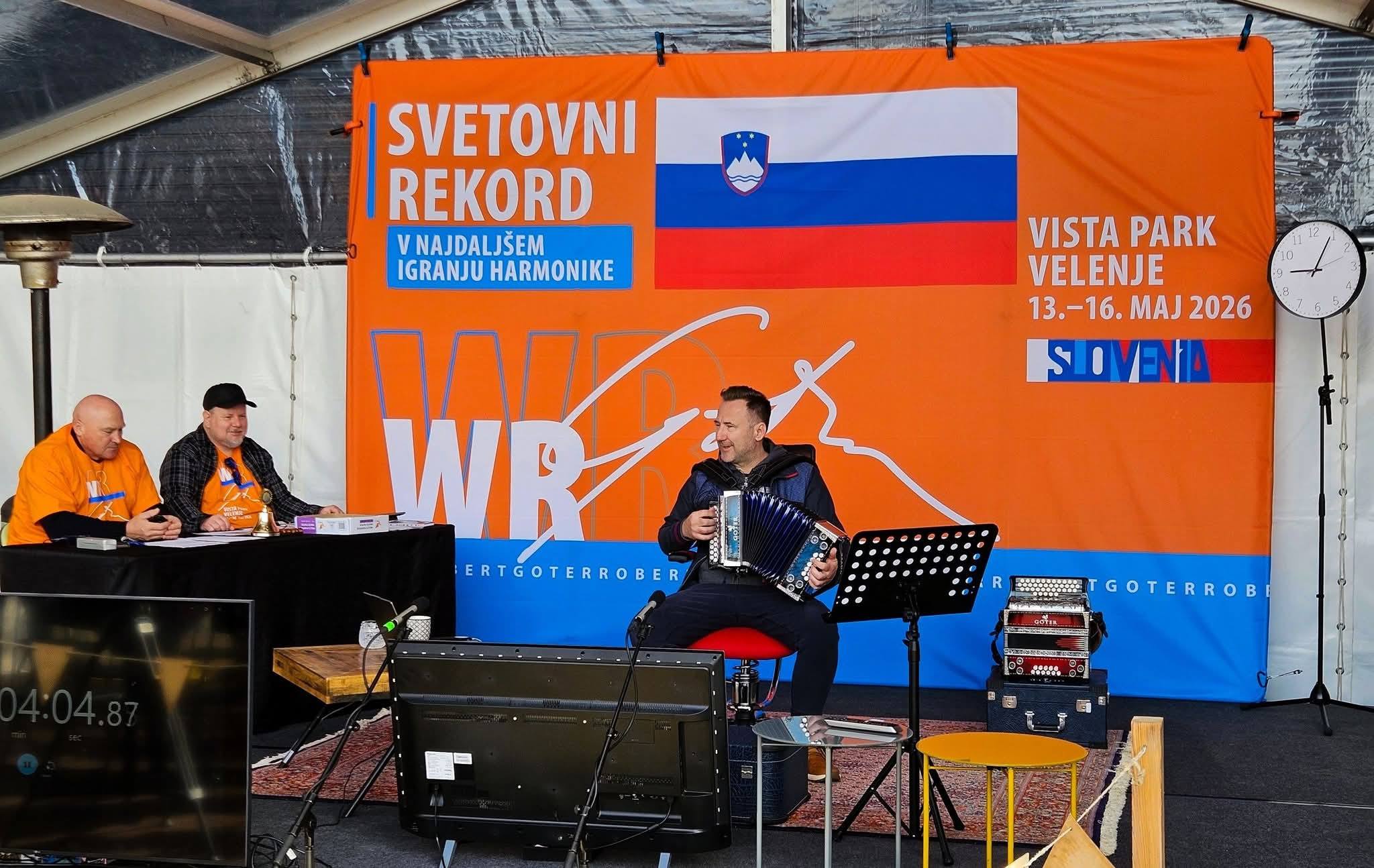 Slovenec po več kot 81 urah neprekinjenega igranja harmonike postavil nov svetovni rekord