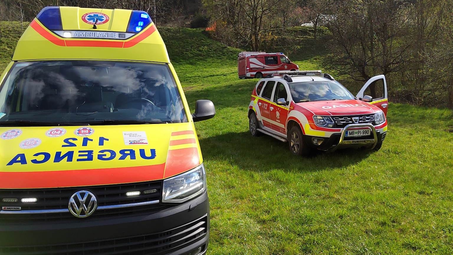 Štela je vsaka minuta: Gasilci rešili moškega, ki je ostal ukleščen pod traktorjem