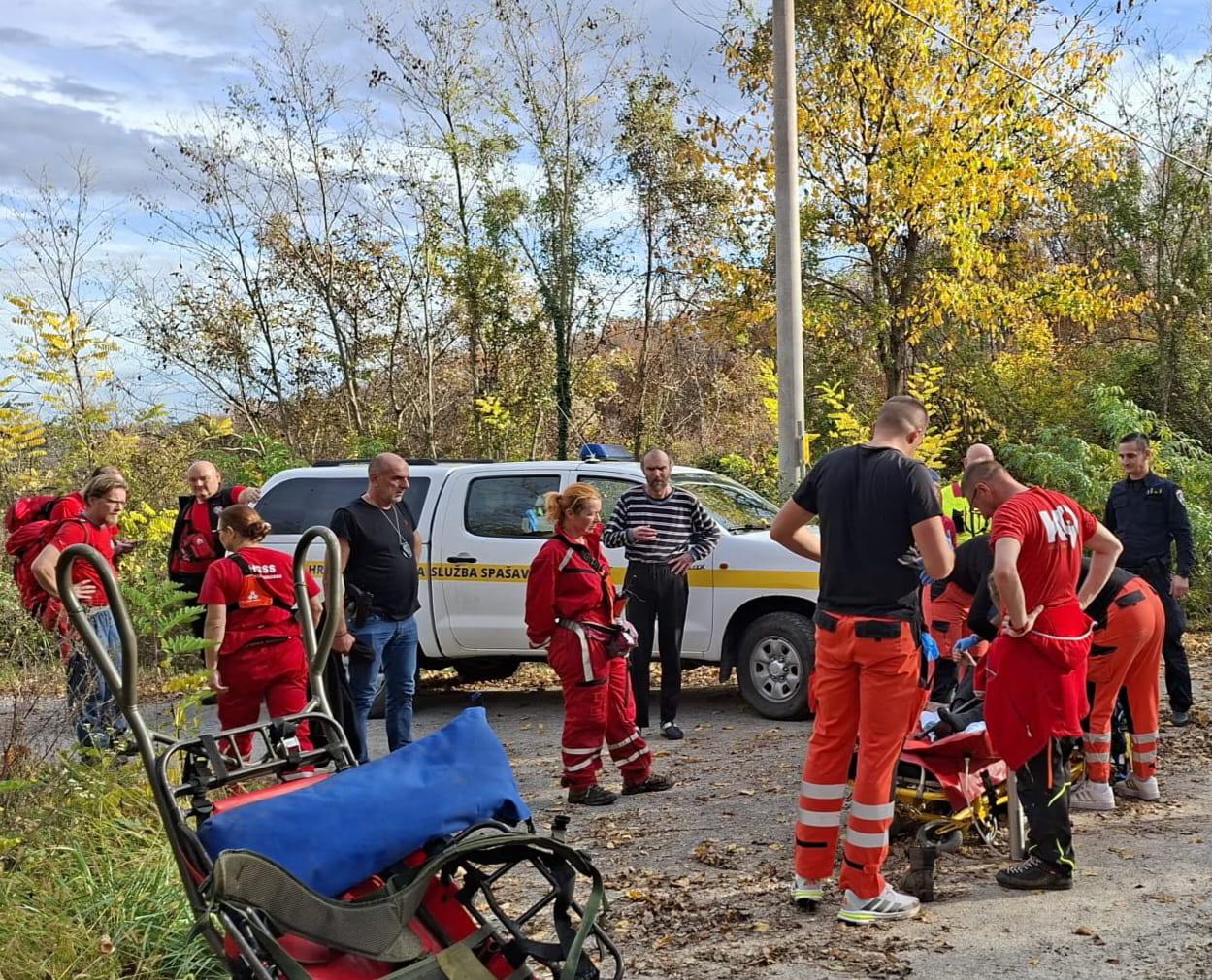 Pogrešana babica brez vode in hrane po petih dneh najdena živa v gozdu