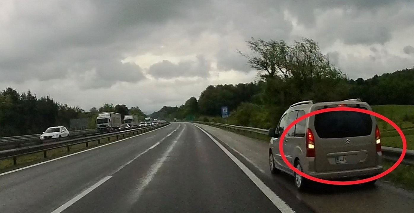 Smrtno nevarno početje voznika: Da bi se izognil zastojem, je na avtocesti vozil vzvratno