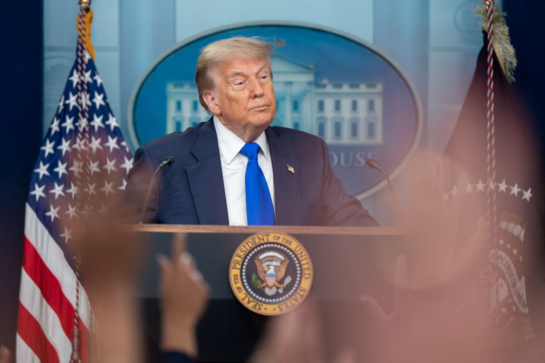 Je Amerika še vedno v vojni z Iranom in kdo sploh odloča o tem? Trump se je oglasil z bizarno izjavo