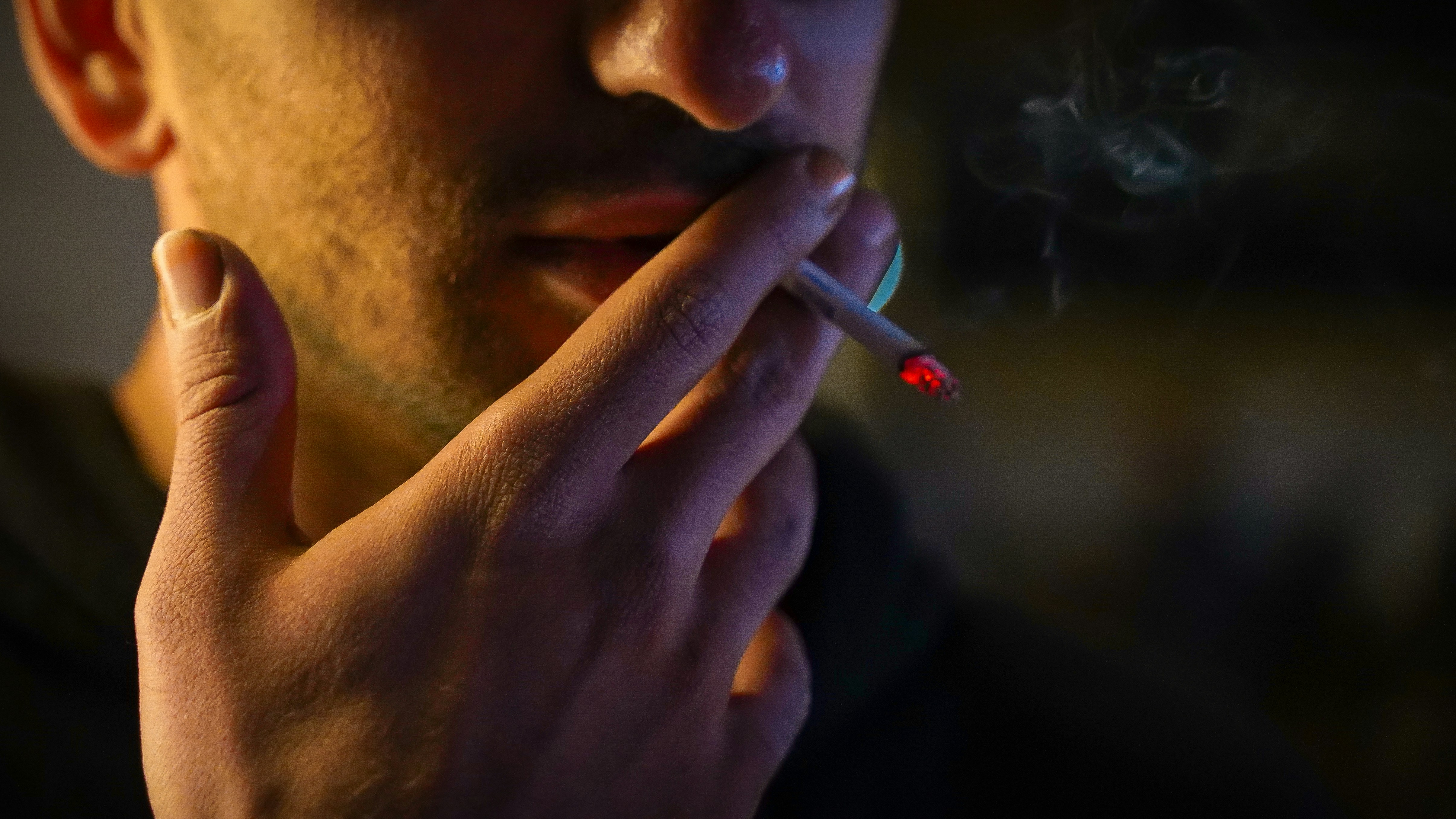 Slaba novica za kadilce: EU pripravlja občutno podražitev cigaret