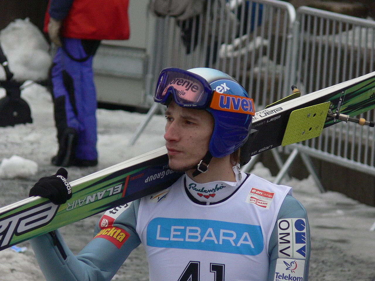 Nekdanji slovenski skakalec se po nesreči bori za življenje