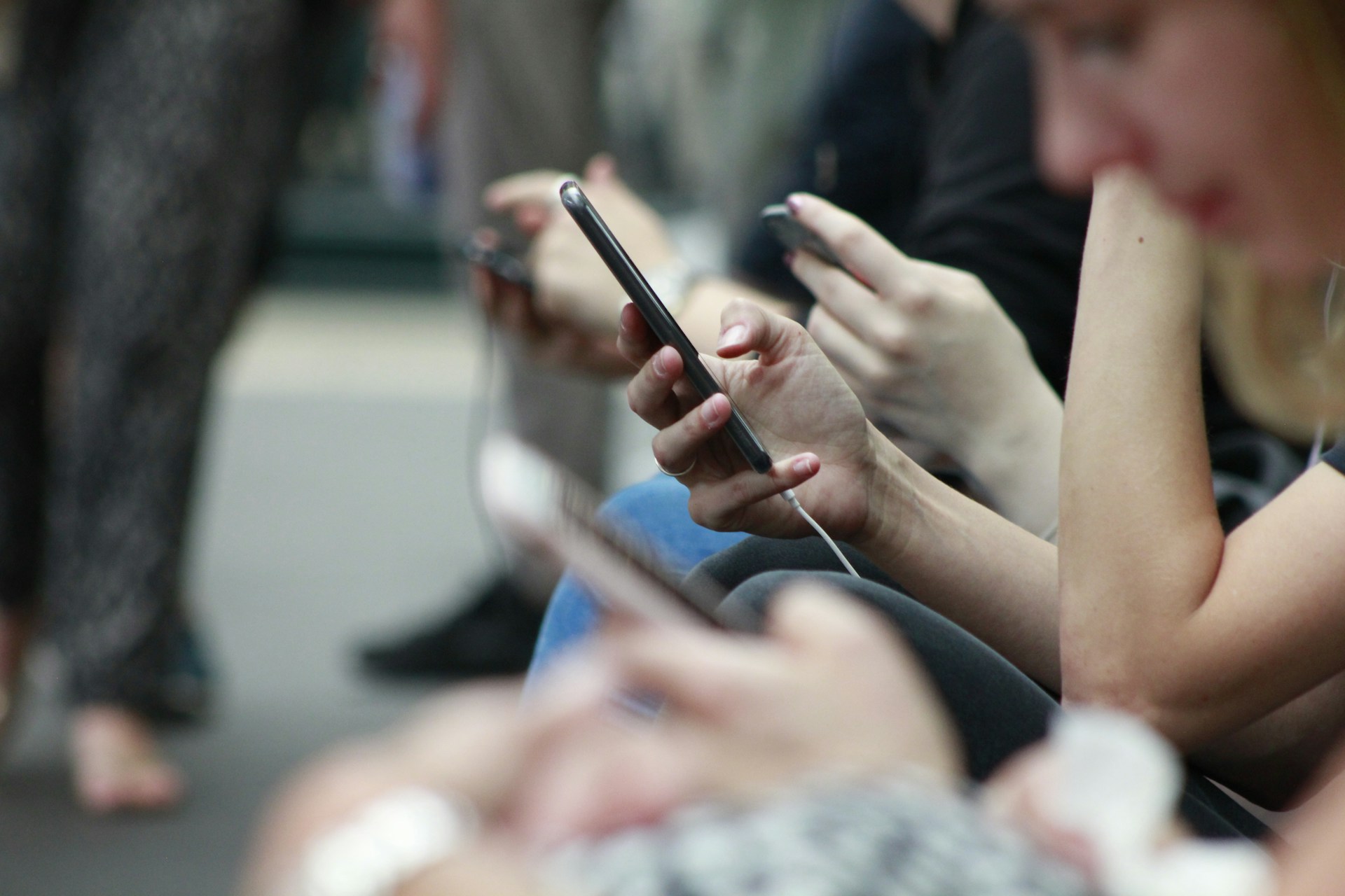 Strokovnjaki končno potrdili: Telefon vpliva na možgane bolj, kot bi pričakovali