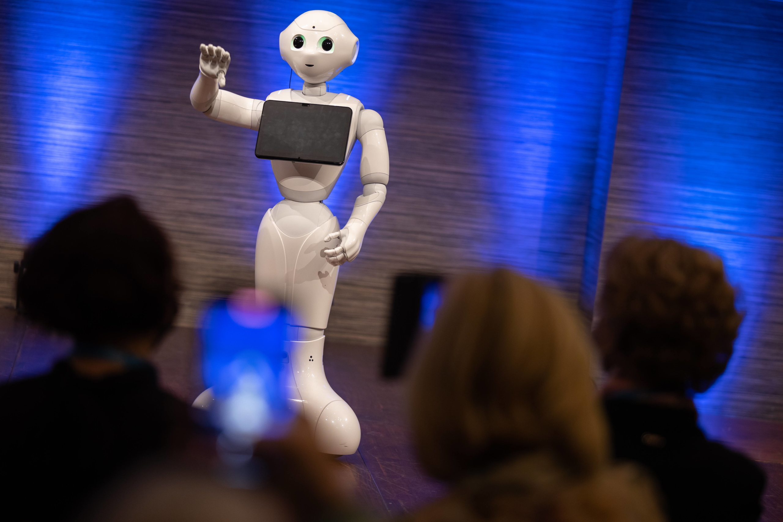 Frida – prvi humanoidni robot, ki bi lahko pomagal medicinskim sestram