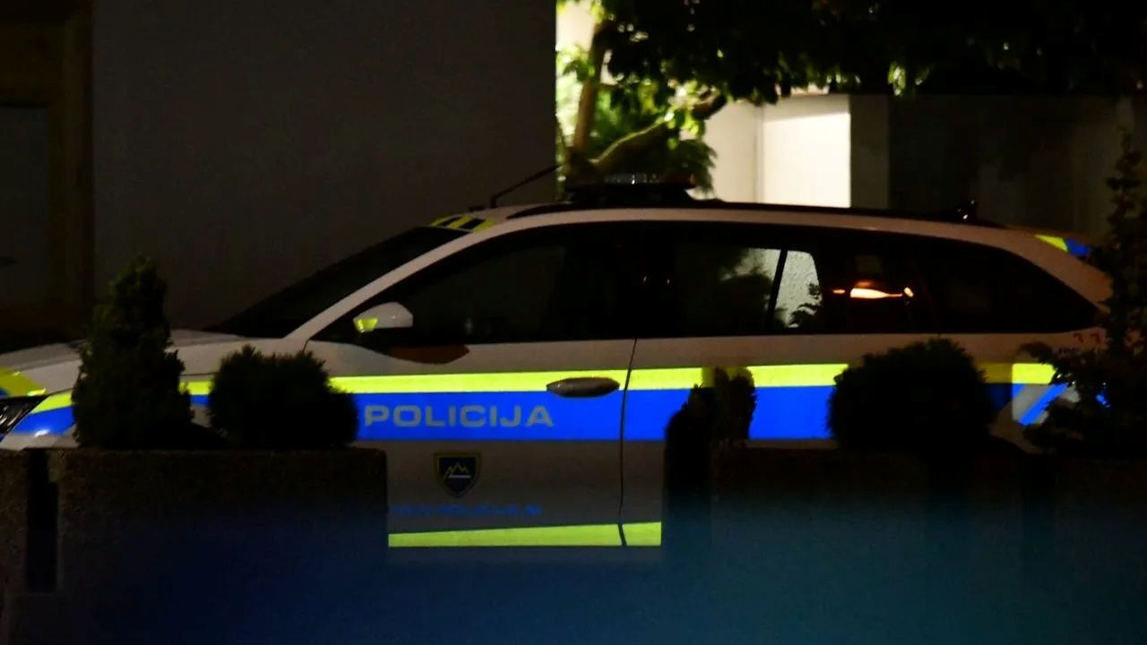 Oborožena zamaskirana moška oropala trgovino in pobegnila, policija prosi za pomoč