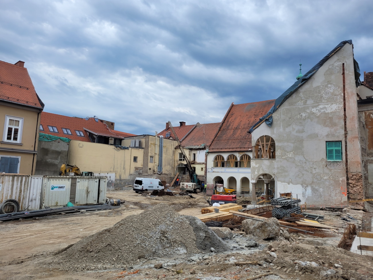 FOTO: Tako po petih mesecih izgleda gradbena jama na Rotovžu