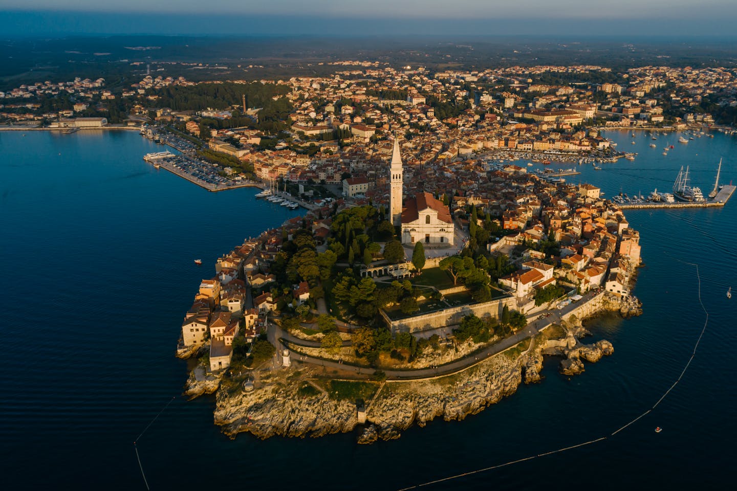 Med Slovenci priljubljeno obmorsko mesto želi omejiti število turistov
