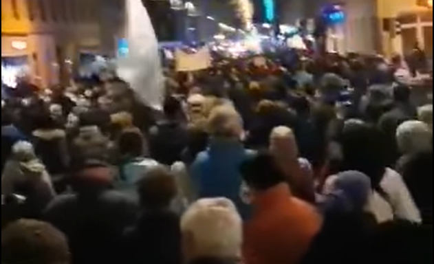 VIDEO: V Gradcu množičen protest proti vladnim ukrepom