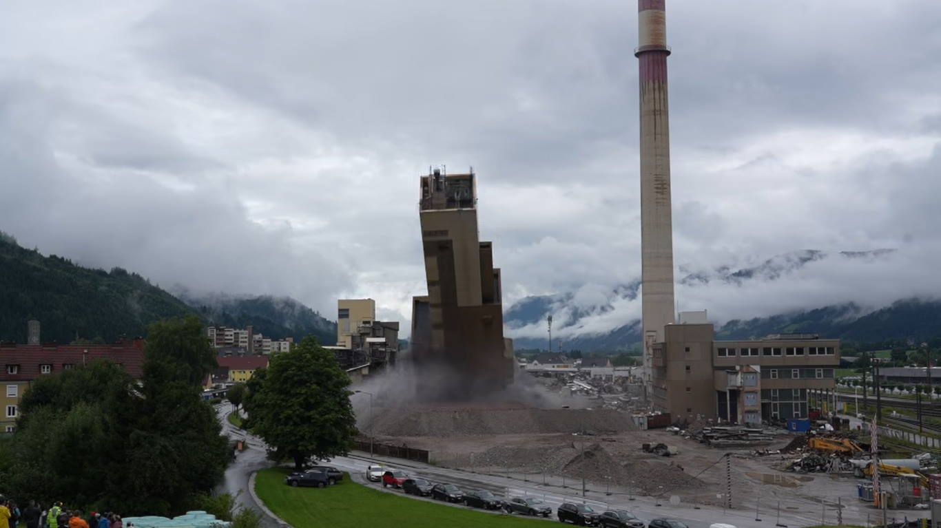 VIDEO: Na avstrijskem Štajerskem spektakularno rušenje 70 metrov visokega objekta