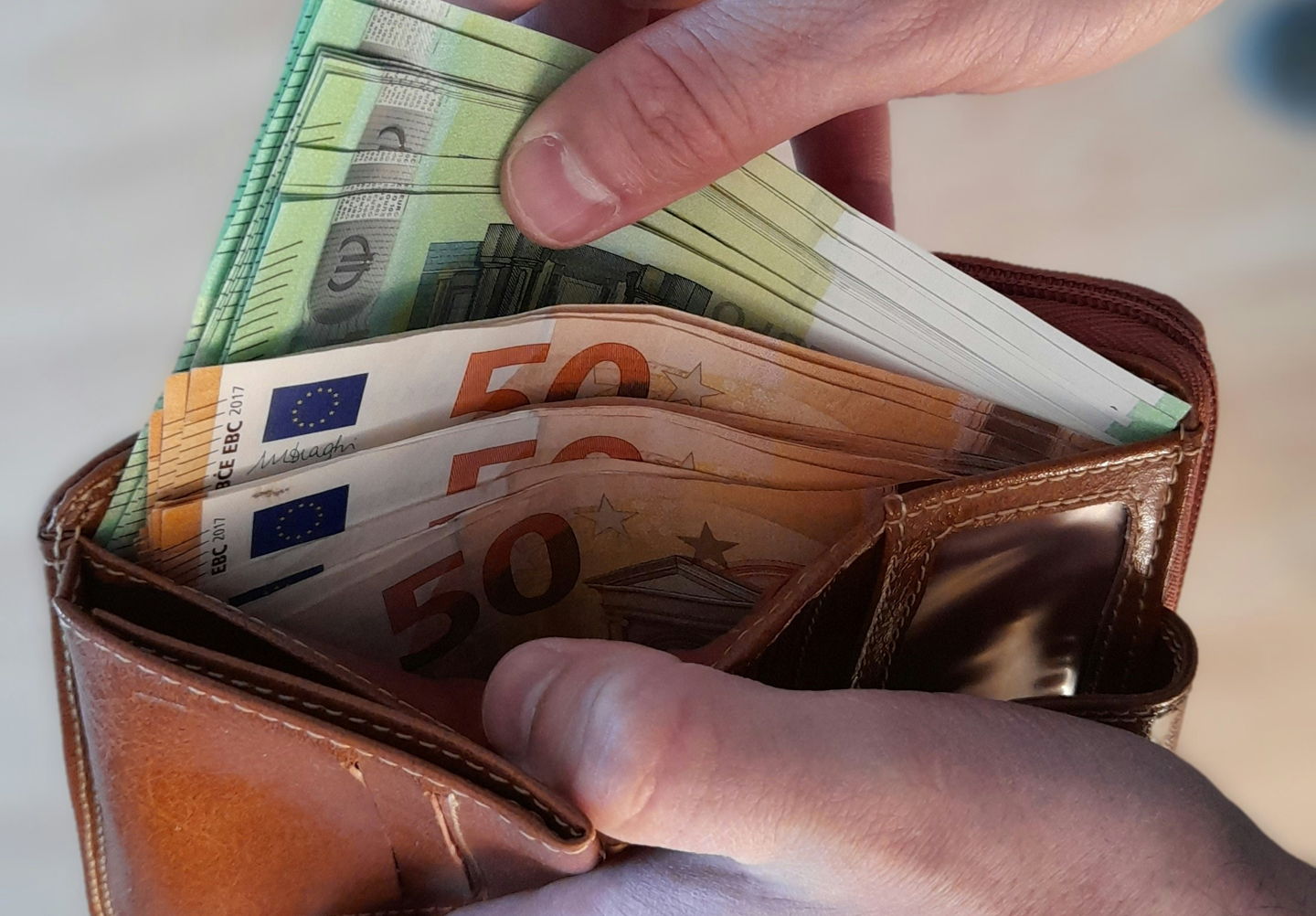 Nova pravila v EU: Kmalu konec neomejenih gotovinskih plačil