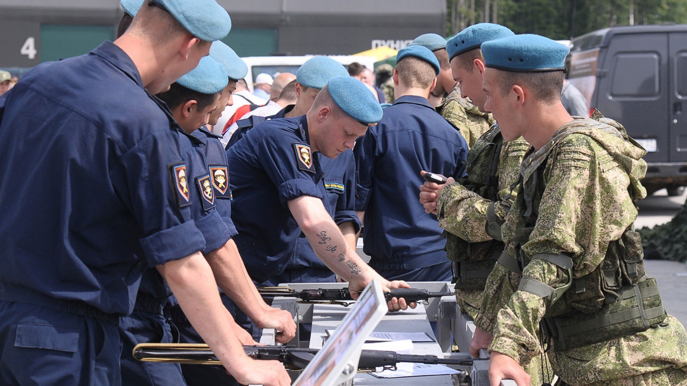 Rusija priznava velike izgube vojakov, padalcem grozi zaporna kazen, ker se nočejo boriti v Ukrajini