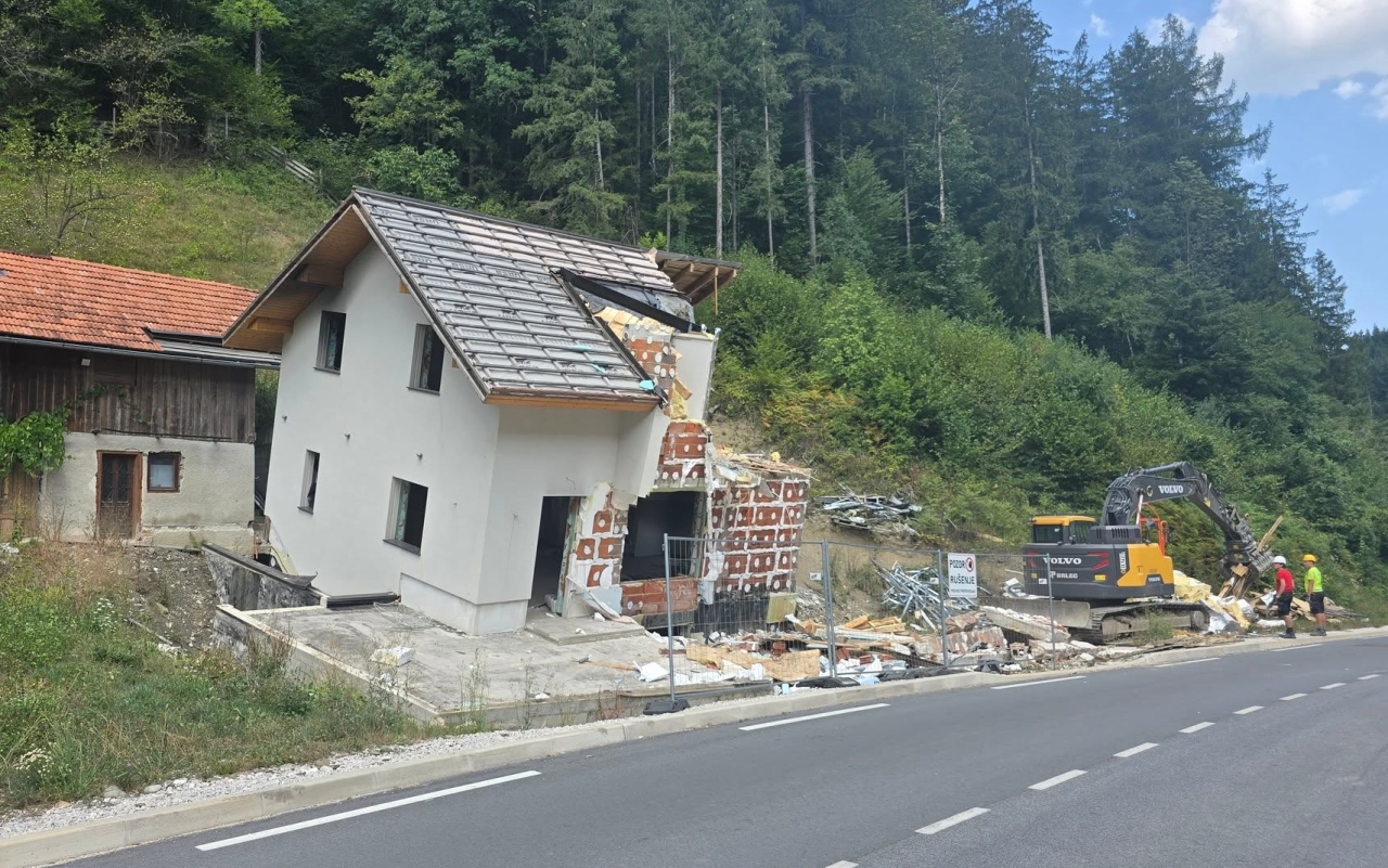 Danes so pričeli rušiti eno izmed najbolj slikanih hiš v Sloveniji