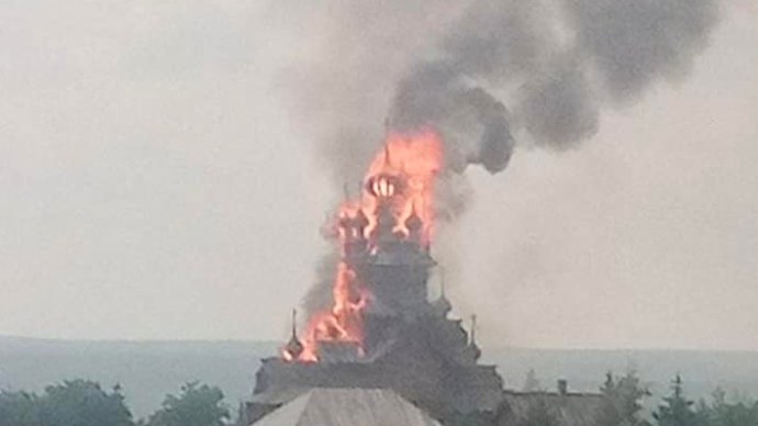 V Ukrajini zagorel samostan, strani za požig krivita druga drugo