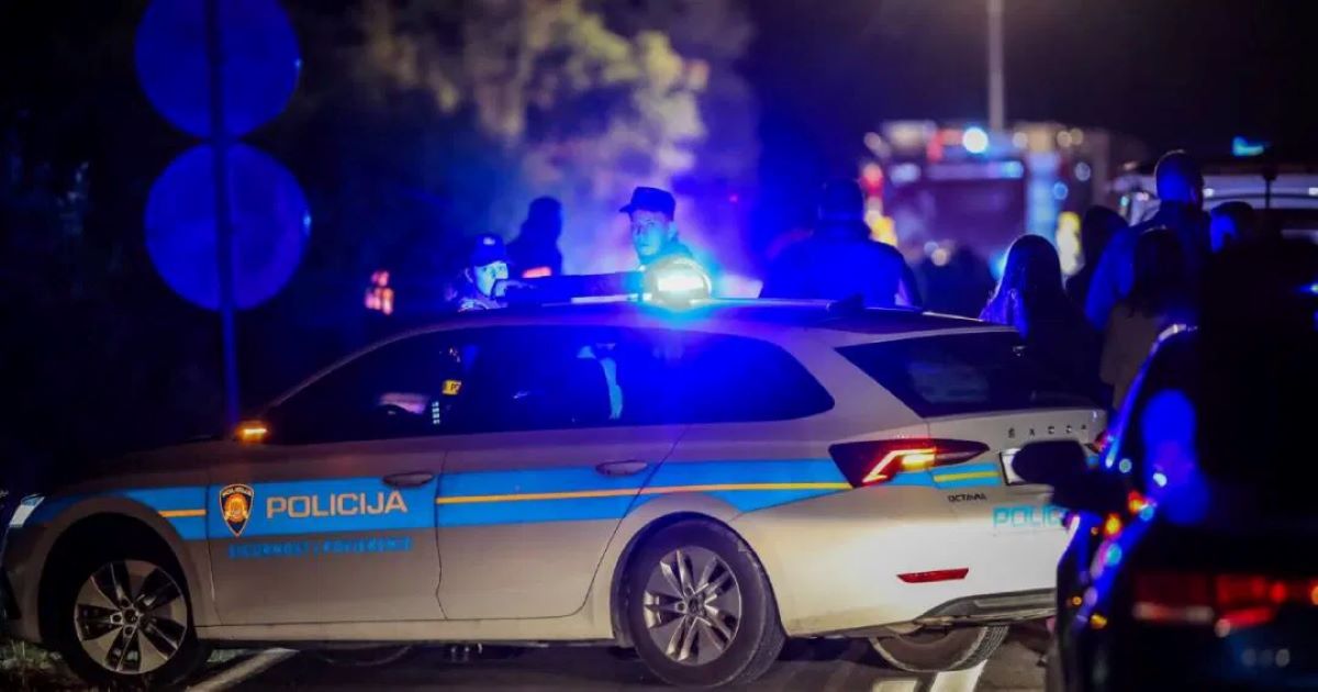 Na Hrvaškem ponoči kombi zletel s ceste: Umrla dva človeka, 25 poškodovanih