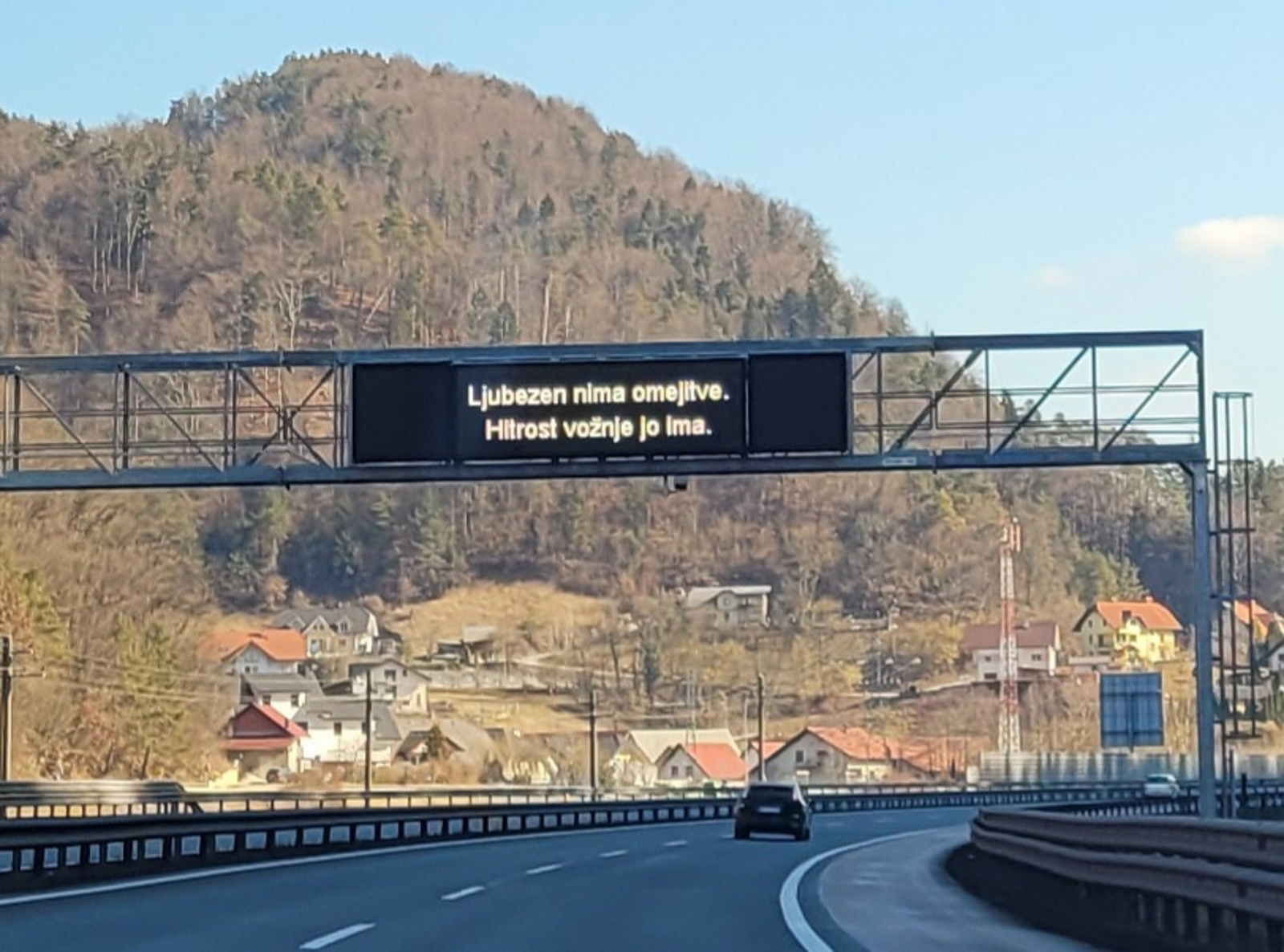 FOTO: Ste na avtocestah že opazili “ljubezenska” sporočila?