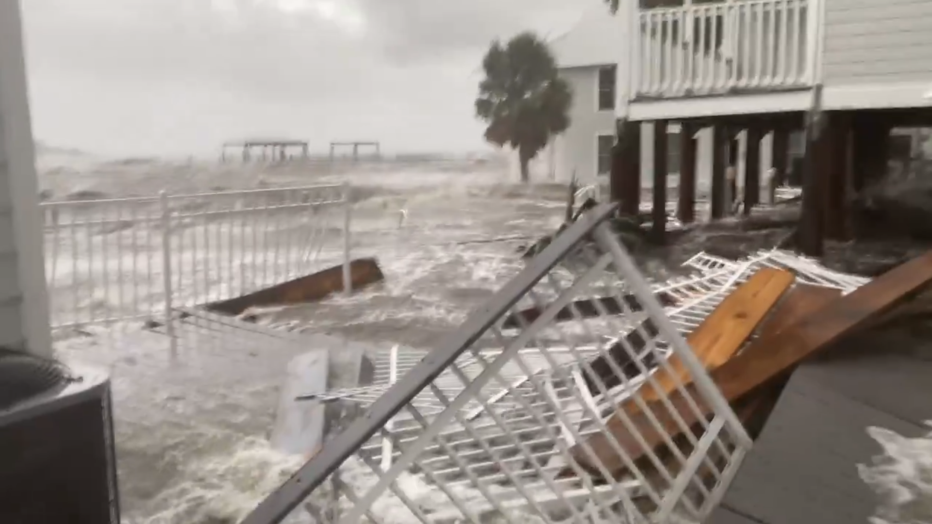 VIDEO: Orkan Idalia na Floridi za seboj pustil pravo razdejanje