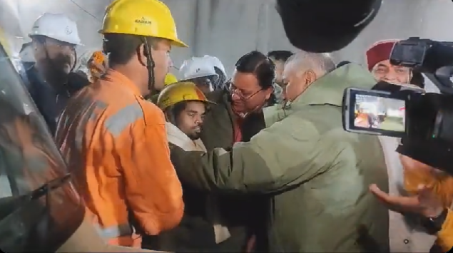 VIDEO: 41 ujetih delavcev po 17 dneh rešili iz zasutega predora