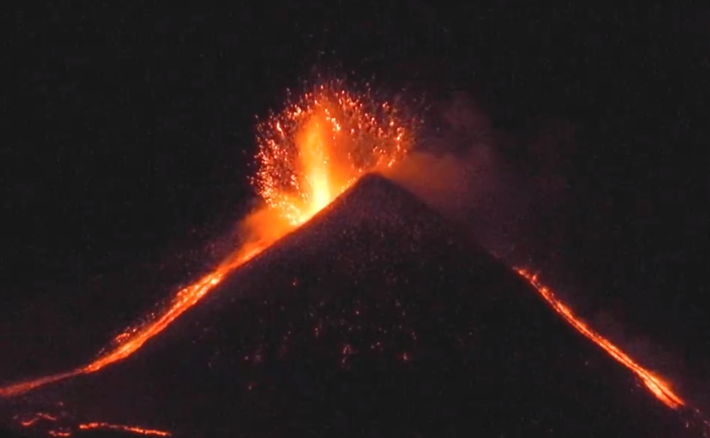VIDEO: Etna z izbruhom lave osvetlila nočno nebo