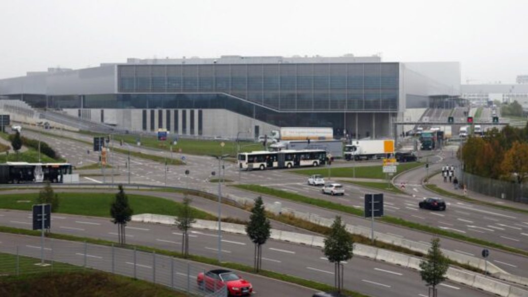 V tovarni Mercedes-Benz odjeknili streli, ena oseba umrla