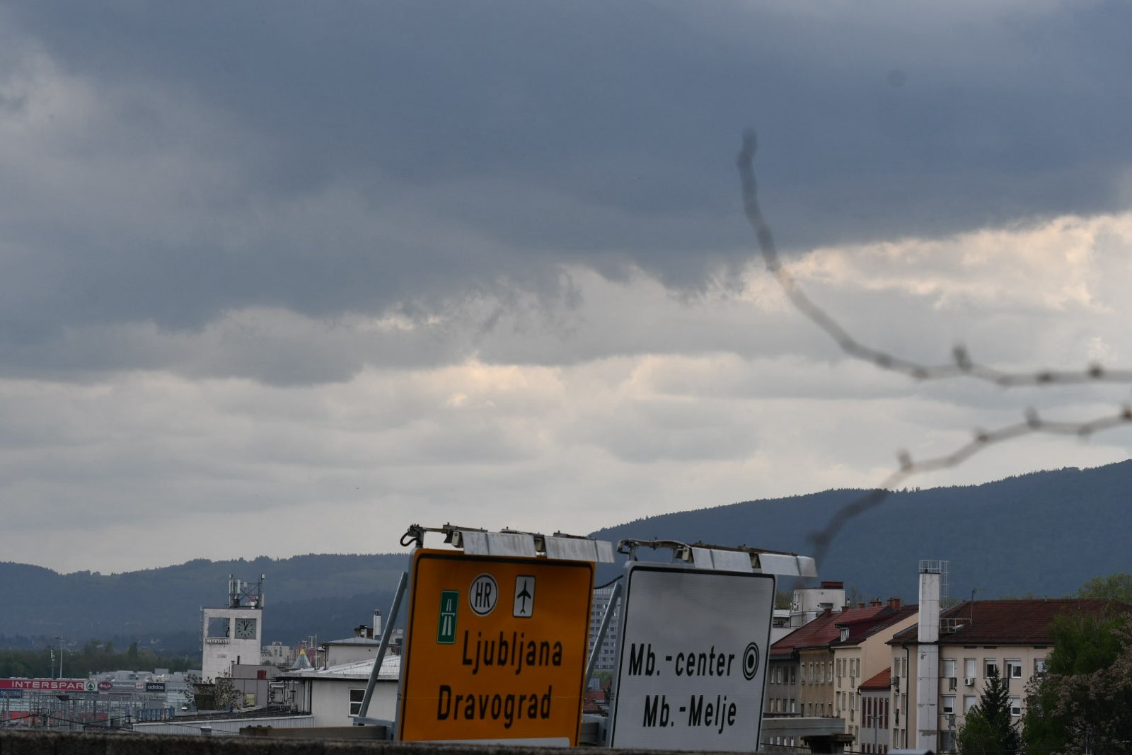 Meteorologi opozarjajo: Močnejša nevihta se pomika proti vzhodu, možna tudi toča