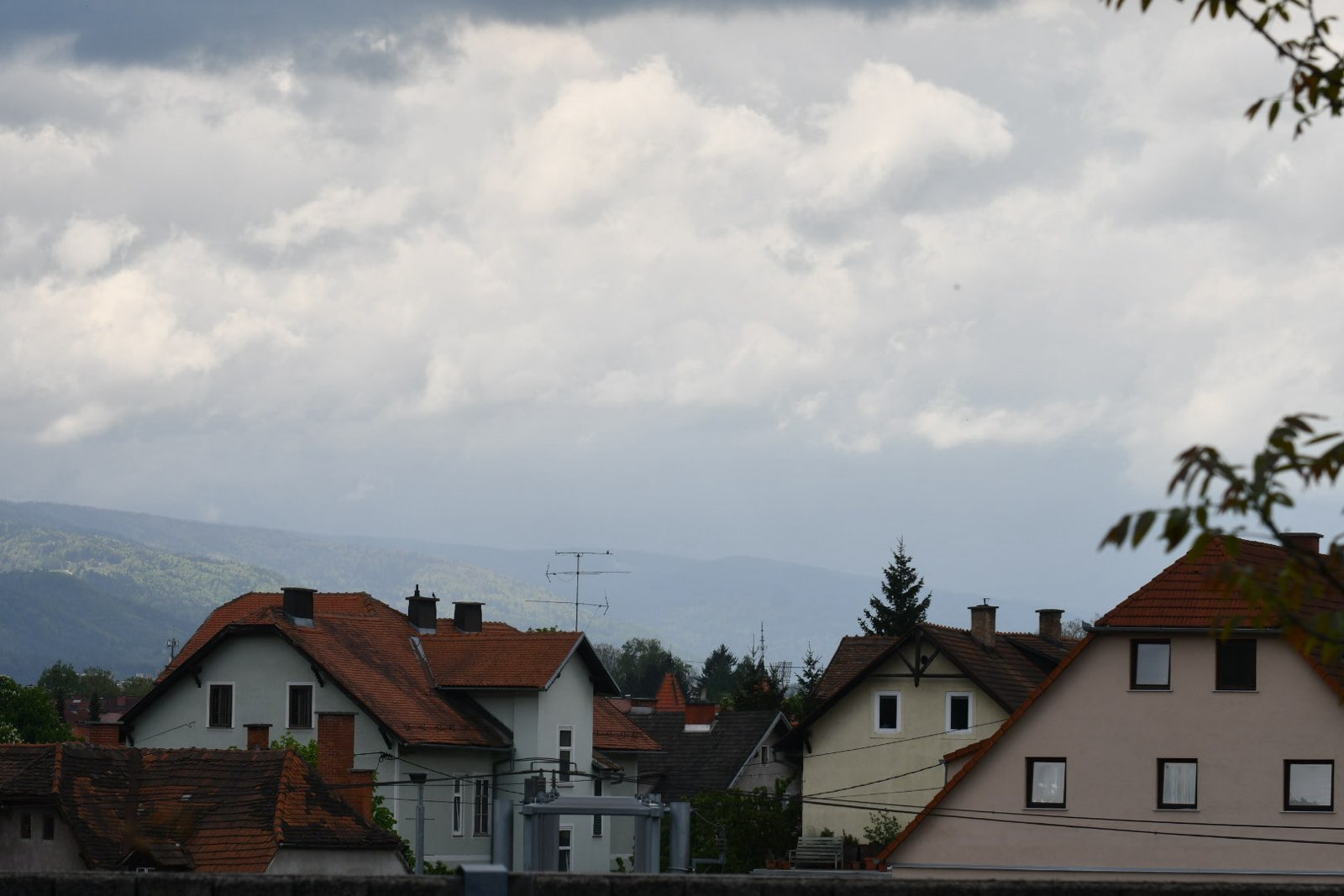 Tri dni neviht: Meteorologi opozarjajo, da bo ciklon destabiliziral vreme nad Slovenijo